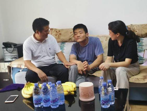 俊鹏|高出一本分数线108分，他是怎么做到的励志！脑瘫少年高考623分
