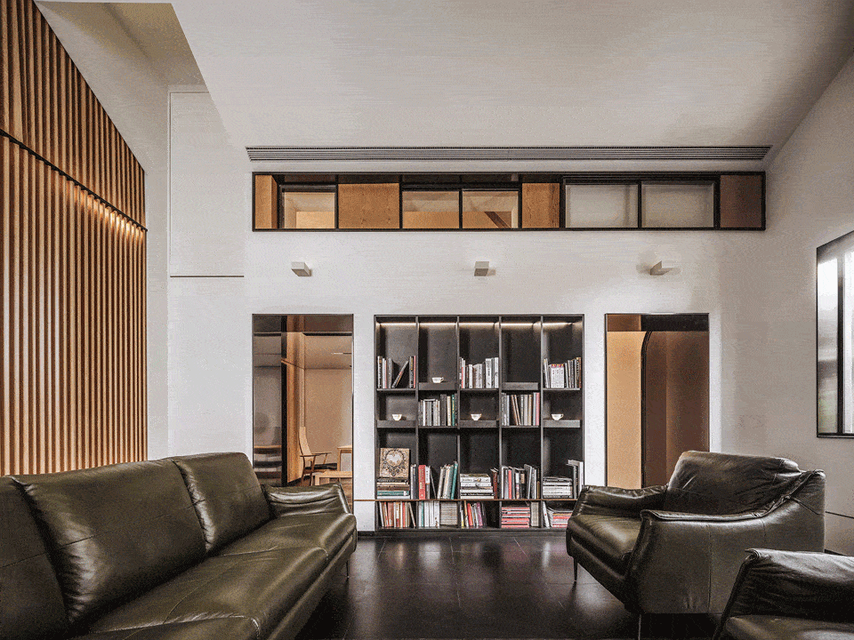 被设计成图书室式的起居室,具有仪式感,四壁不着一物,但窗外即景.