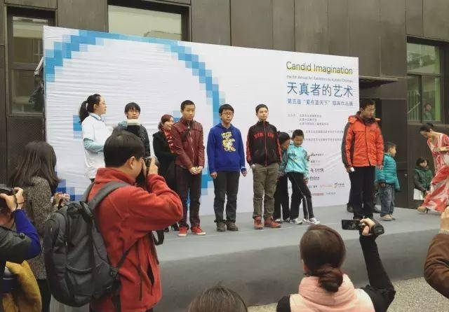 故事传记|3岁画画的自闭症天才，无需起稿画出400种动物，画出了另一个世界