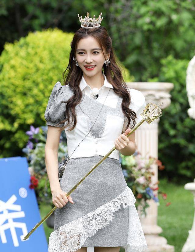 瓷娃娃|神颜baby美得像瓷娃娃！头戴凤冠神似迪士尼公主，这颜值真逆天了