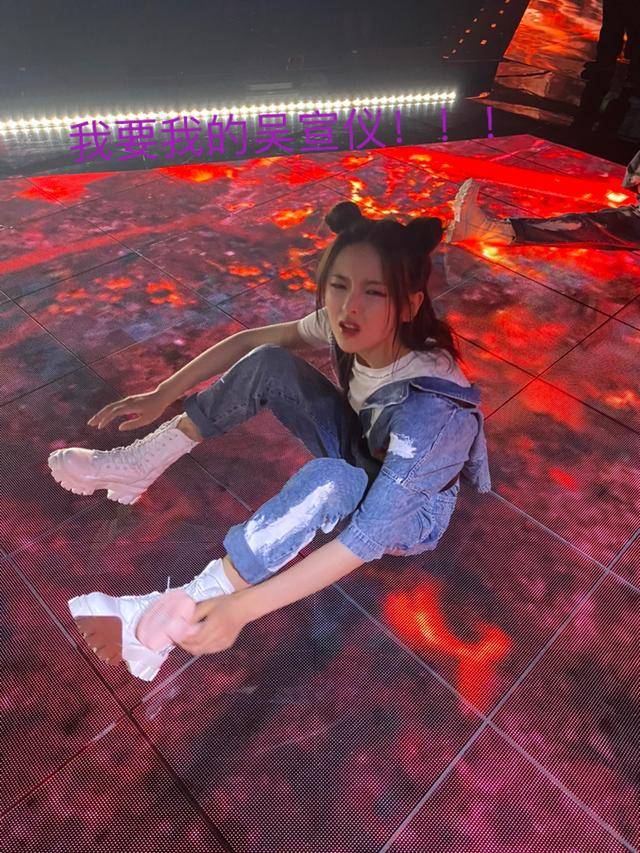 婚纱|原创吴宣仪为杨超越庆生，晒婚纱合影并自制表情包，CP太好嗑