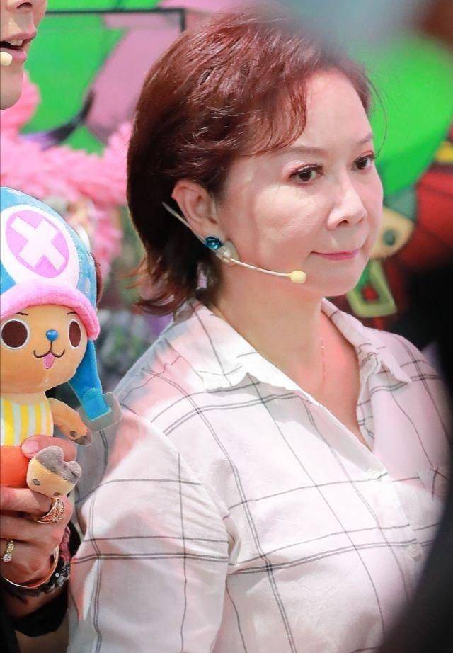 脸部|58岁蔡明现身活动，染红发打扮洋气，脸部浮肿认不出模样变化大