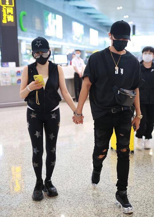 张伦|钟丽缇俏皮比心太可爱，和张伦硕恩爱牵手亮相，夫妻俩身材太惹眼