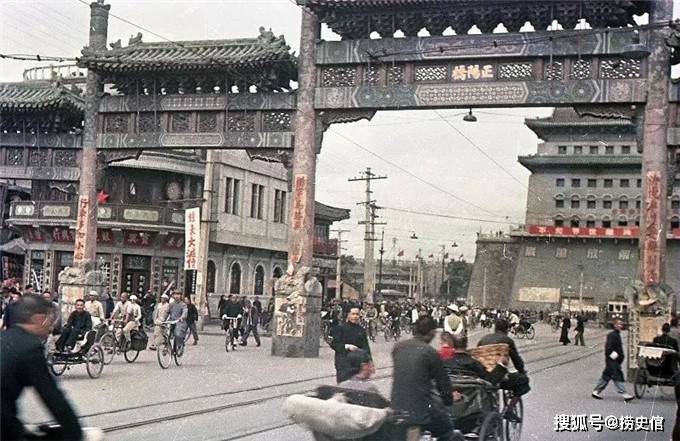 1949年建国时的北京,前门大街还立着"正阳桥坊"