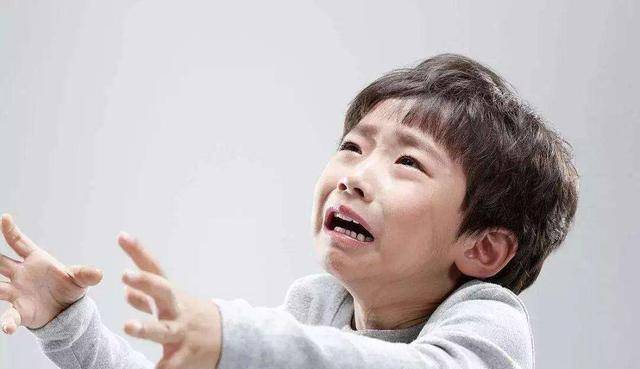 当孩子发脾气时，父母别手足无措，3招学会处理暴躁娃