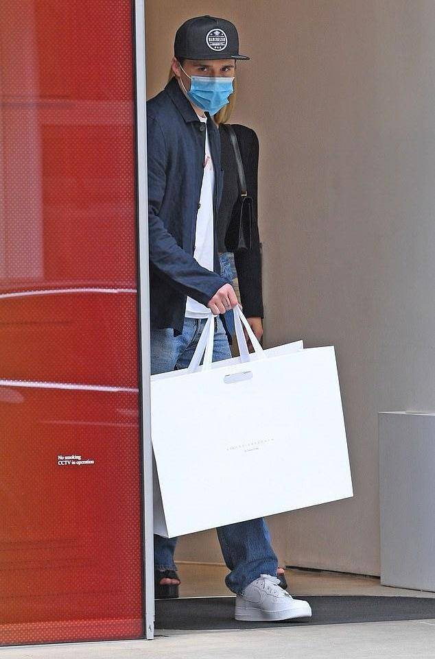 小七|9岁小七打扮早熟像18！浓浓小贵妇风，大布罗圈腿抢了未婚妻风头