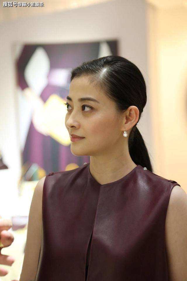 连衣裙|梅婷真够保守的，穿酒红皮裙中间开缝却不外露，端庄低调气质高级