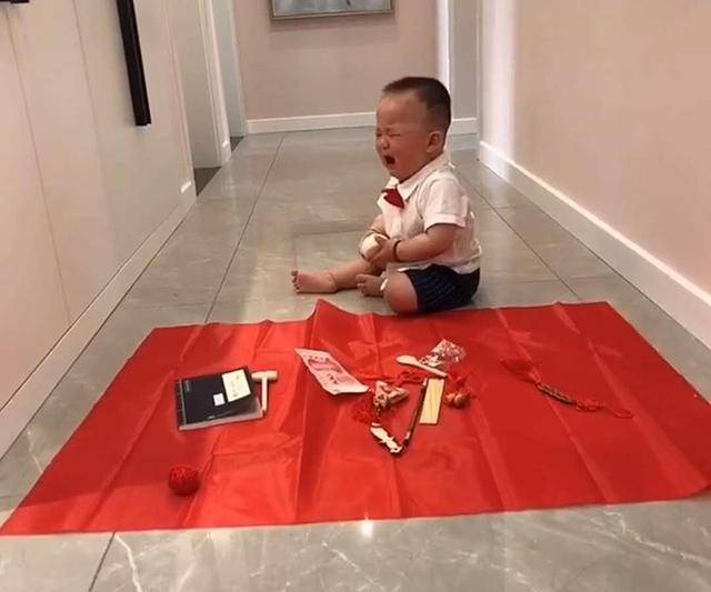 宝宝抓周“出师不利”，刚登场就栽倒，哭着抓取的物品笑翻妈妈