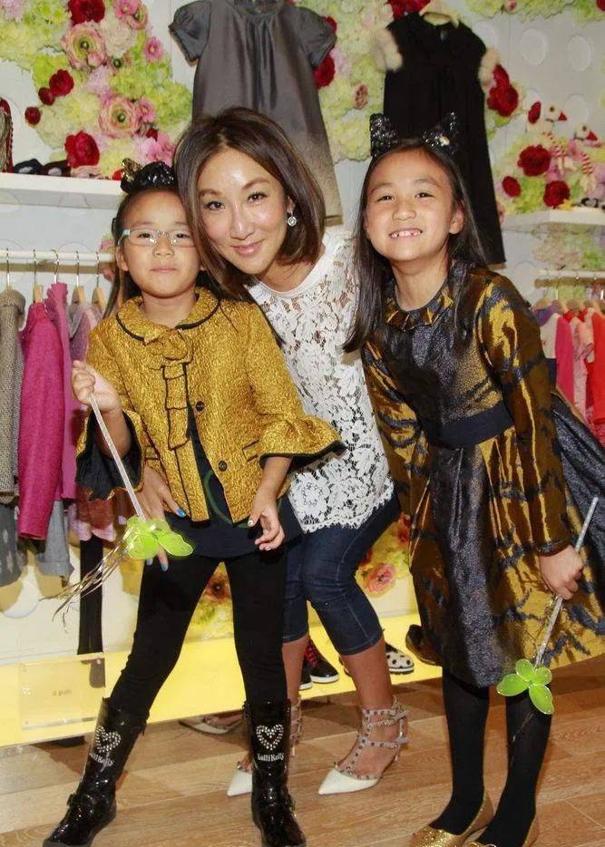 名媛|刘嘉玲现身富太名媛聚会,一瓶酒高达88万?54岁潇洒自如奢华优雅