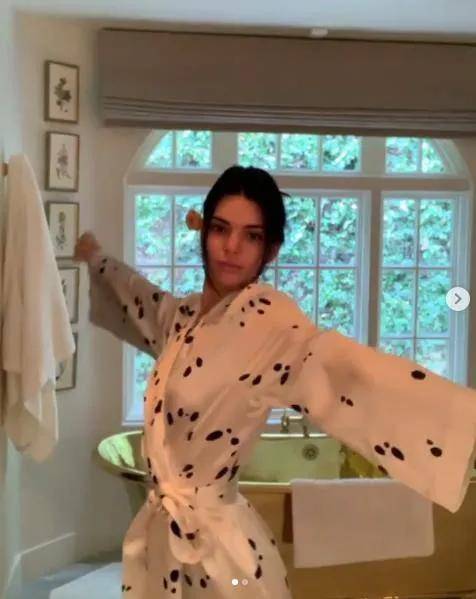 豪宅|连浴缸都是黄金的？肯豆最新曝光的上亿豪宅里，竟然惊现东北酸菜缸！