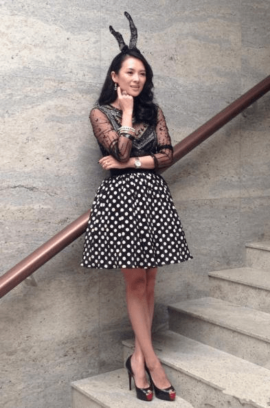 效果|章子怡这次真“大胆”,穿透视装配波点半身裙,蕾丝兔耳妩媚减龄