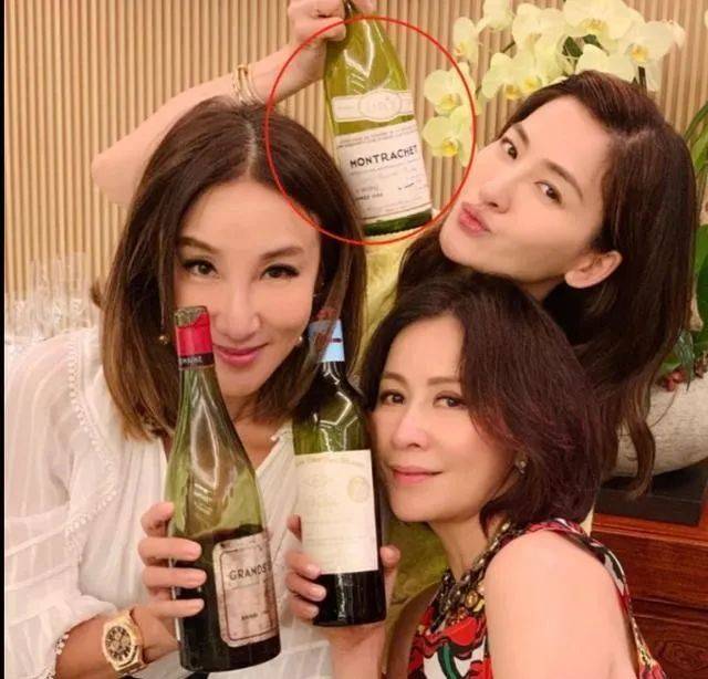 名媛|刘嘉玲现身富太名媛聚会,一瓶酒高达88万?54岁潇洒自如奢华优雅
