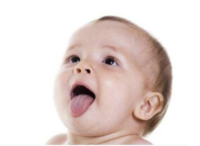 吐舌头|孩子专注时喜欢吐舌头，这不止可爱，小习惯中还暗示了智力的高低