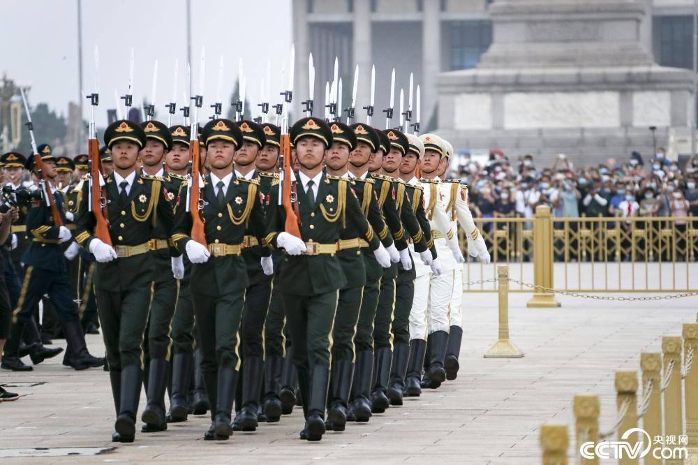 天安门广场举行建军节升旗仪式