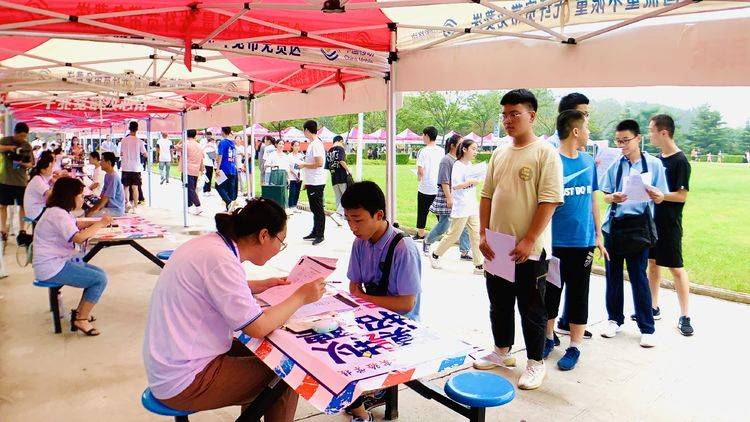 焦作招聘会_城市联动 促进就业 跨区域招聘会走进河南焦作(2)