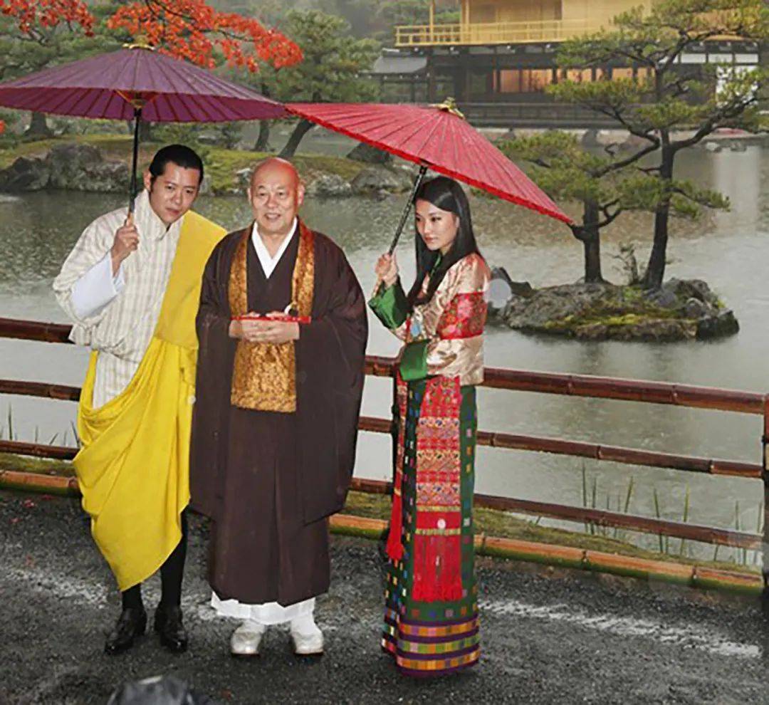 旺楚克|30岁不丹王后伞下撒娇，和国王抢着为客人撑伞，两伞碰撞情谊绵绵