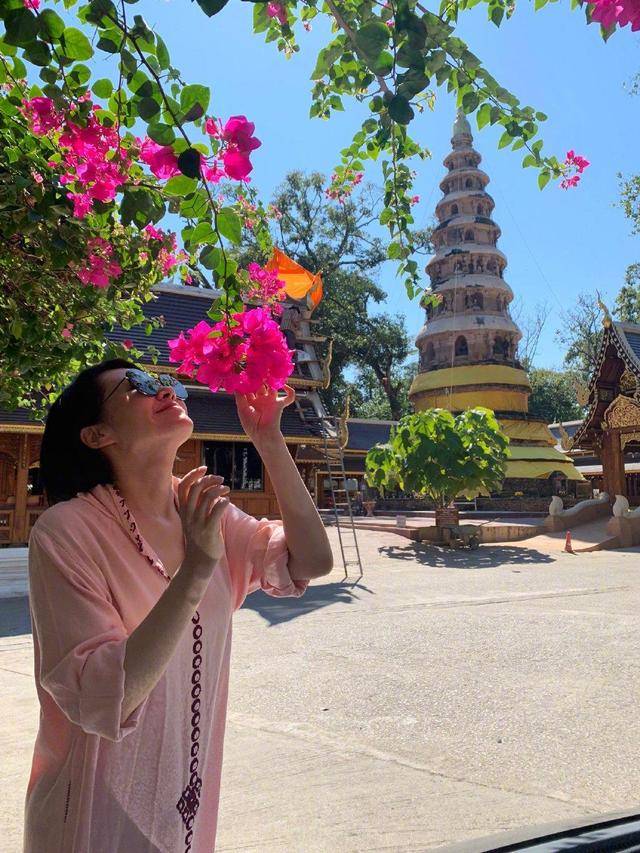 学着点|51岁许晴真的是放开了,穿裙配色严谨，普通人学着点也可装出美