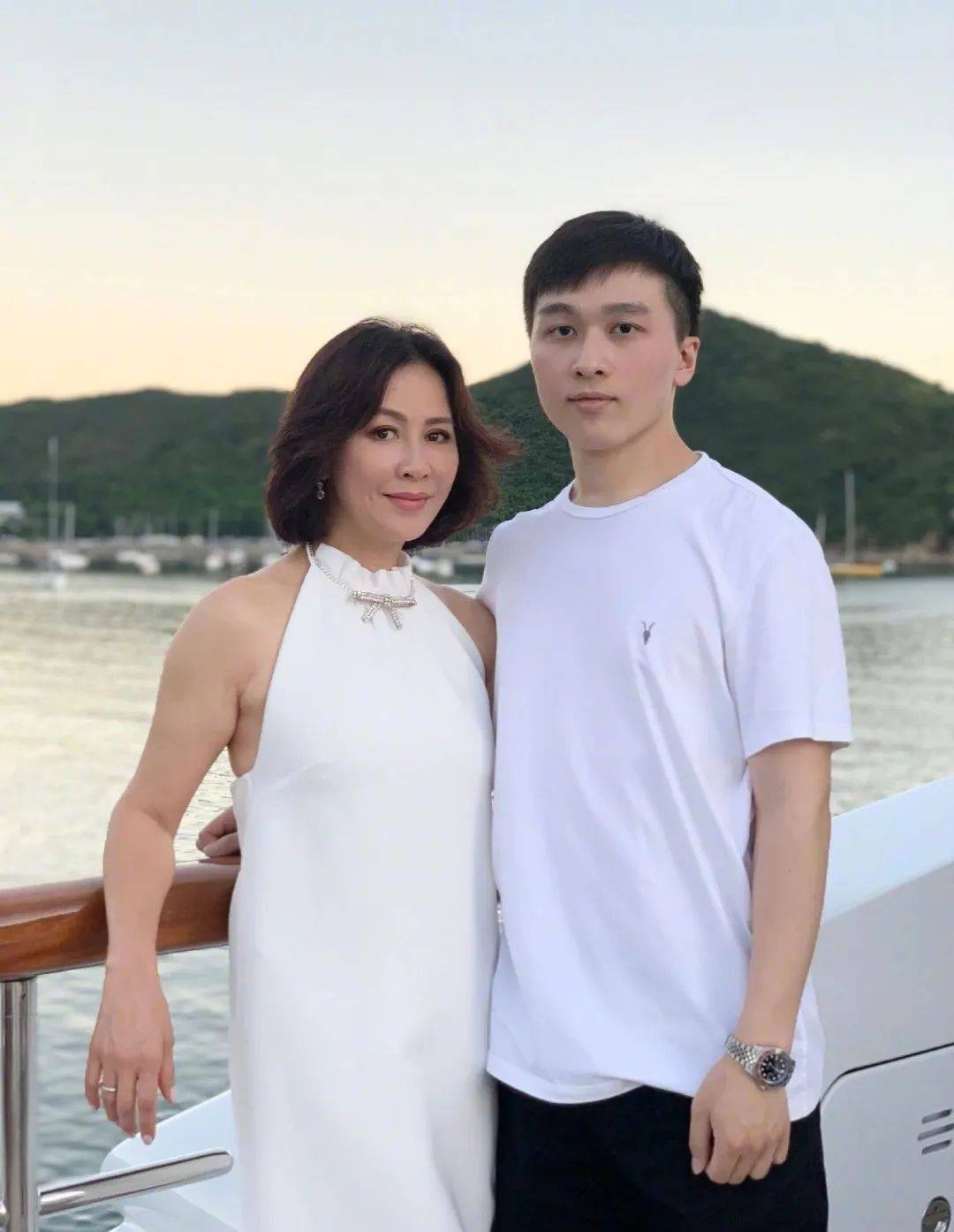 名媛|刘嘉玲现身富太名媛聚会,一瓶酒高达88万?54岁潇洒自如奢华优雅