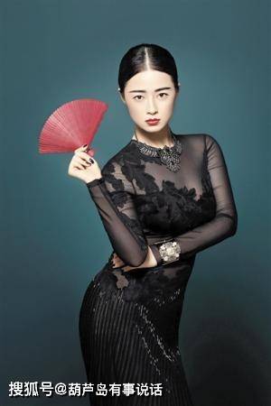 紧身|蒋欣又翻车了，壮硕的身材还敢穿紧身裙，至少显胖10斤