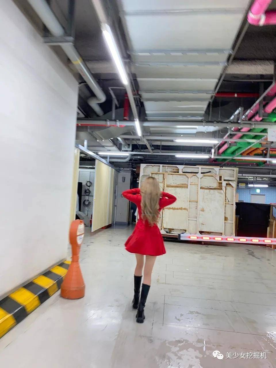 somi|上镜胖30斤被嘲，遭伴舞艳压的国民初C，靠千万直拍热辣身材翻身？