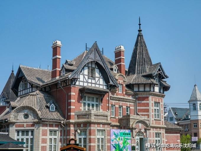大连的城市建筑风格各异:有古罗马的柱式建筑,有流行于欧洲的圆穹式