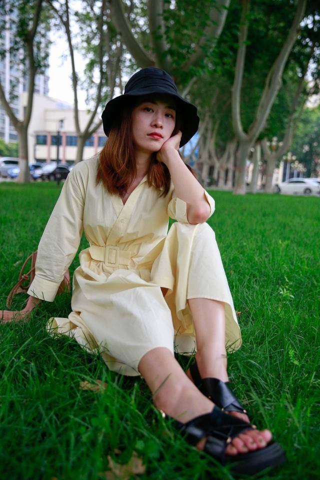 凉鞋|“丑”凉鞋大翻身，刘雯都不离脚，原来你这么好看