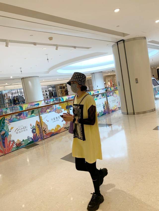 健身|太拼了！为产后复出，唐艺昕在椅子上倒立健身，身材恢复卓有成效