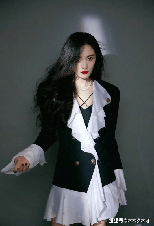 唐嫣|杨幂唐嫣热巴个个穿得明艳动人，怎么《三十而已》三位画风这么怪