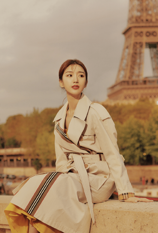 女生|毛晓彤雪地里拍摄，看状态还以为是十几岁的小女生，帽子起了很大的作用