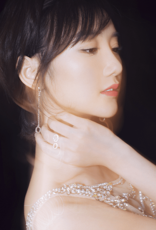 女生|毛晓彤雪地里拍摄，看状态还以为是十几岁的小女生，帽子起了很大的作用