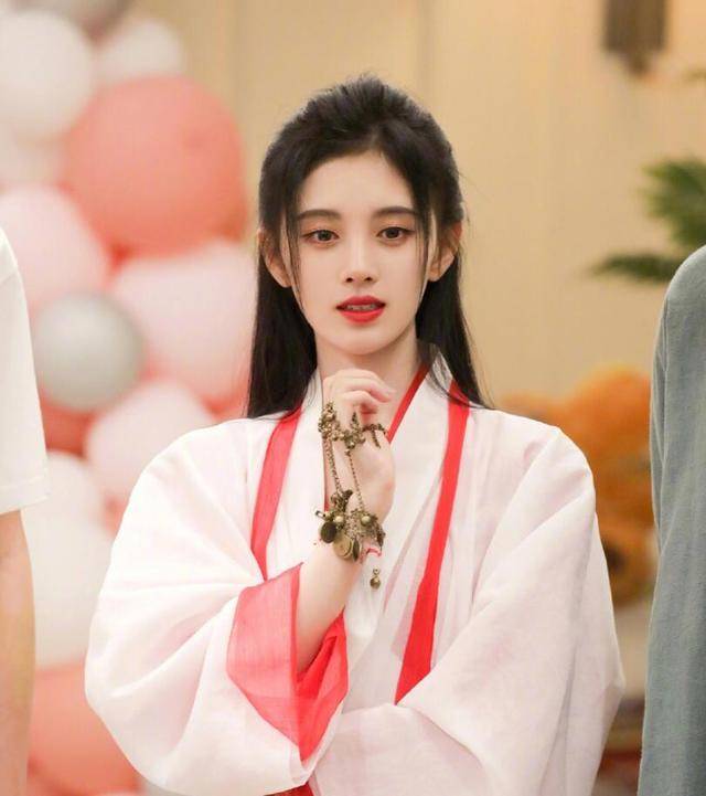 腰部|“四千年美女”鞠婧祎晒新照不忘突出小蛮腰，腰部特写惹人羡