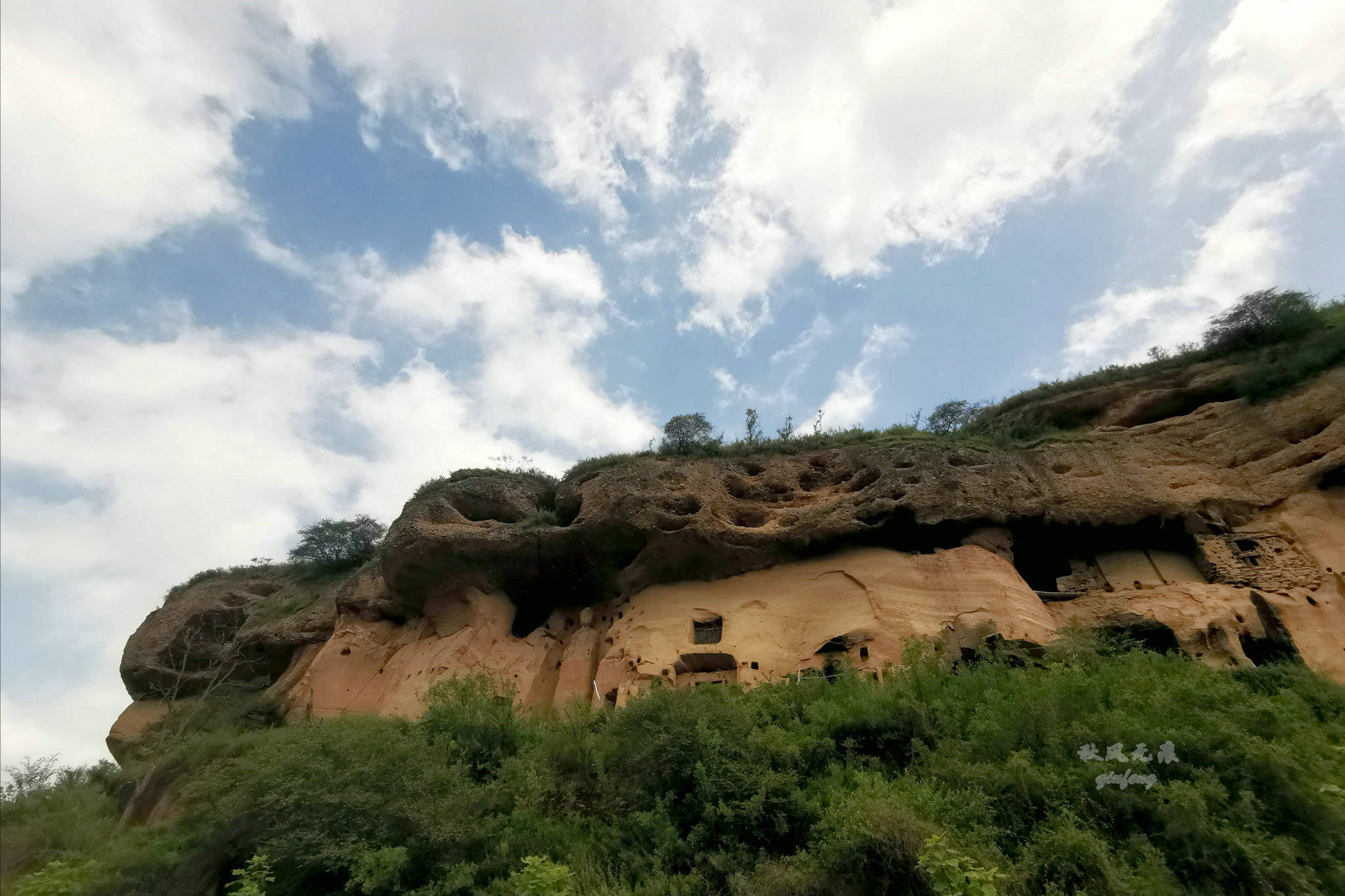旬邑(|旬邑三水河两岸悬崖峭壁上,一个个精致崖居让人震撼