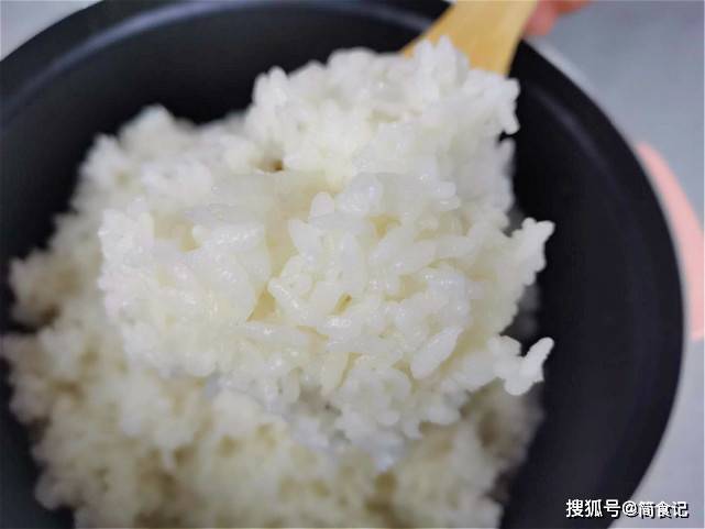 原创焖米饭时,只加清水是大错!多加这2样,米饭粒粒分明,还不粘锅