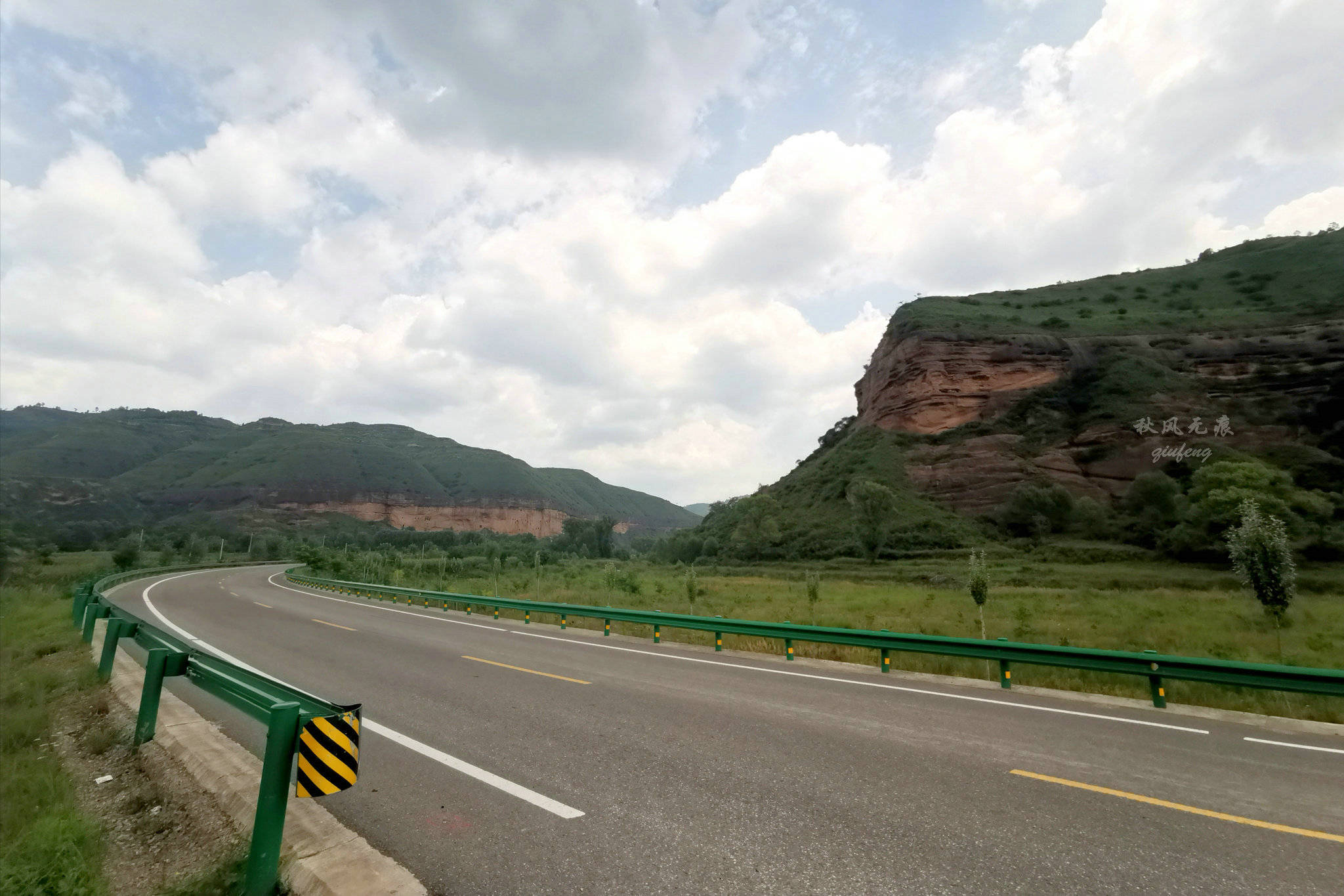 旬邑(|旬邑三水河两岸悬崖峭壁上，一个个精致崖居让人震撼