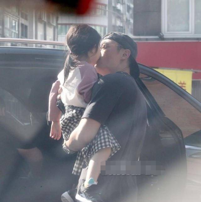 林心如霍建华女儿被赞“长相如偶像剧女主角”，家教严谨有礼貌