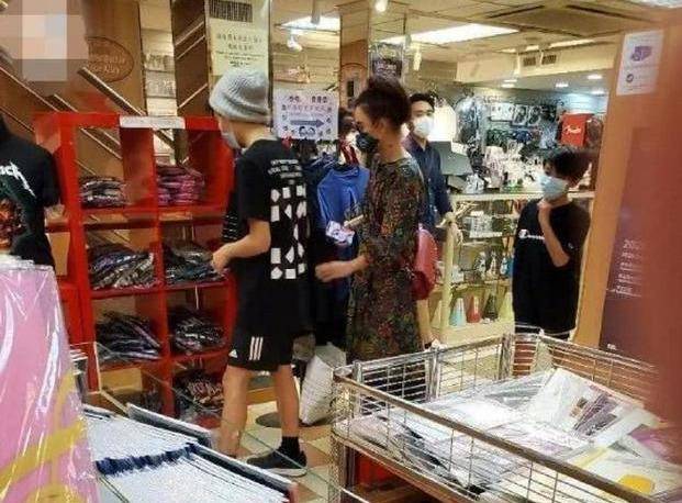 张柏芝为13岁大儿子庆生，Lucas身高已过1米7，冷酷模样像谢霆锋