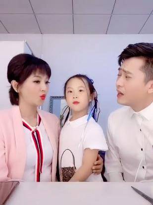 央视主持杨帆不懂避嫌？趁老婆不在和方琼扮夫