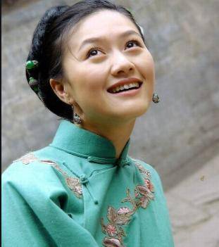 她当红时怀孕，为百亿富豪老公守寡5年，今45岁和女儿同框像姐妹