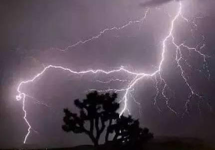 梦见站在外面被雨淋辟雷闪电临身，一场心灵风暴的启示