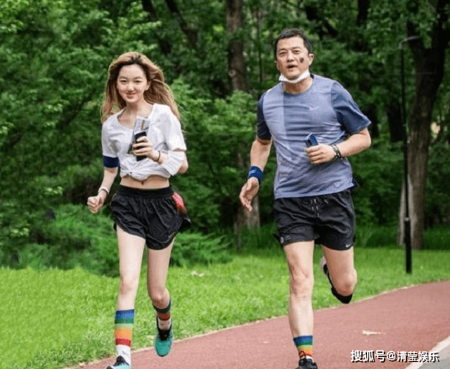 金发|衣服均价100元,3小时筹集1.8万,李嫣一头金发被嘲“不良少女”