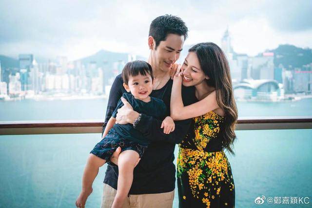 51岁郑嘉颖二胎得子，一家四口合照曝光，小22岁