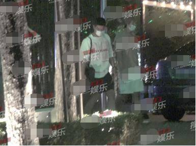 杜江霍思燕深夜聚会，夫妻俩背同款情侣包，价