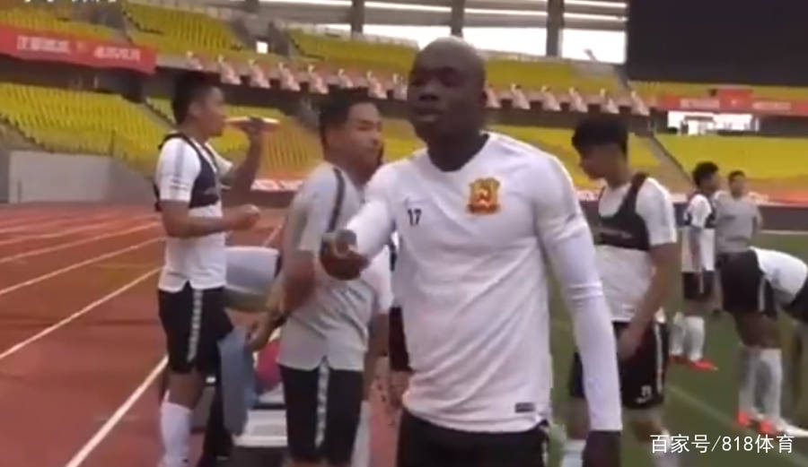 中文贼溜!姆比亚顺走摄像记者手机,埃弗拉中文提