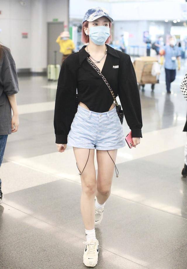 黑色|黑色怎么才能穿出彩?教你两招告别沉闷,穿出夏天应有的缤纷多彩