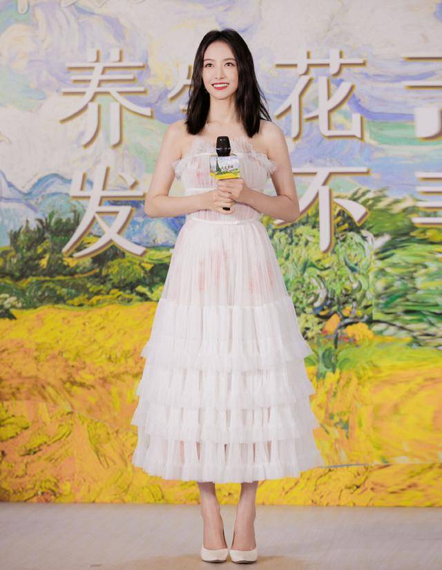 李冰冰|李冰冰状态太好，和赵丽颖撞风格又飒又美，看不出15岁年龄差