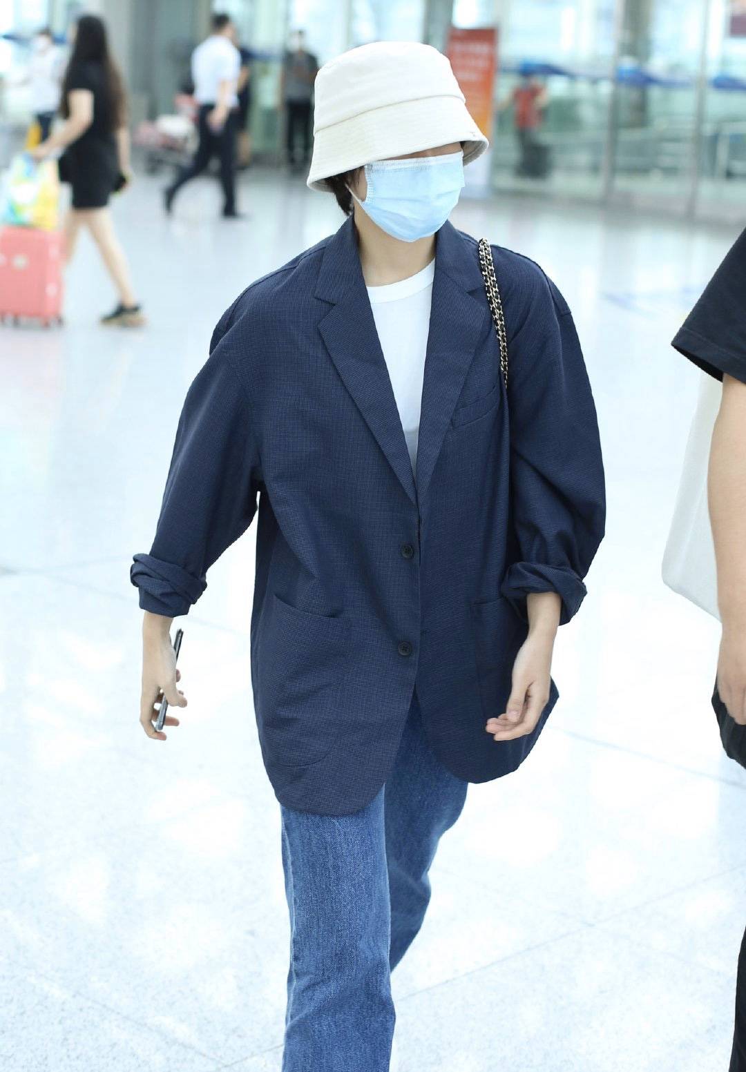 西装|张子枫身材太路人，高考后现身机场，夏季穿厚重西装牛仔裤更显矮