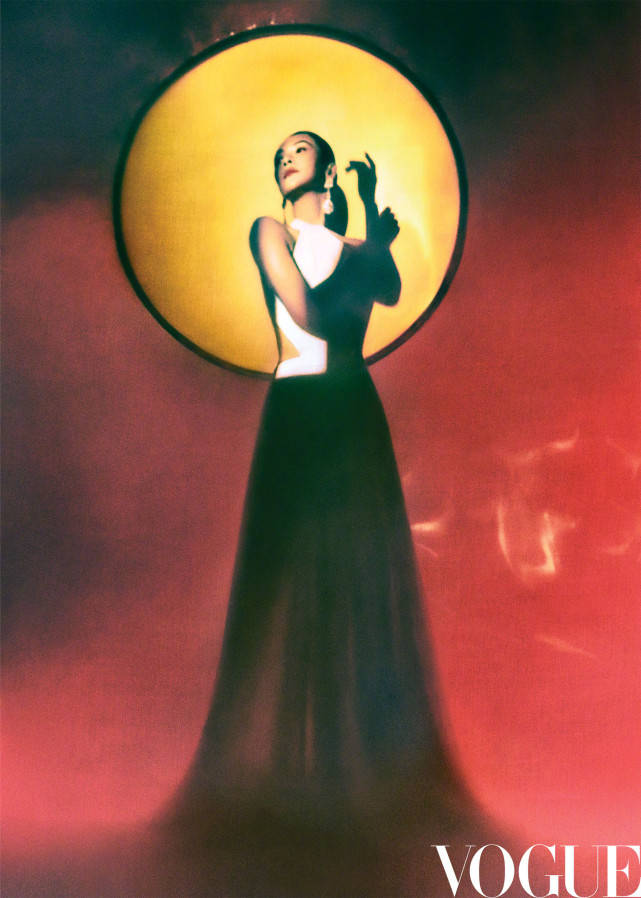 珠宝|章子怡揭秘戴5亿珠宝封面照的特殊拍摄方式：德国摄影师远程拍摄