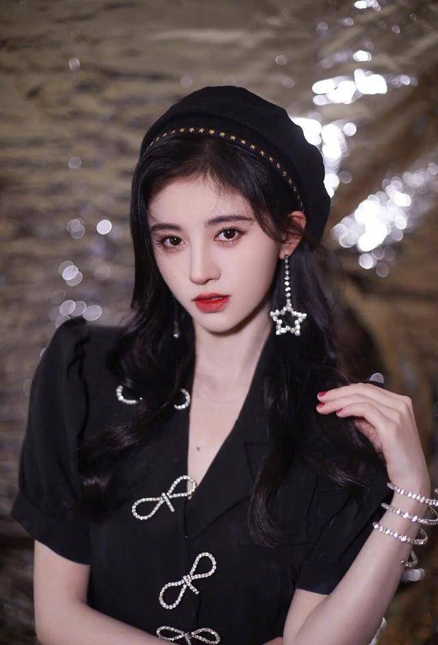 26岁女星穿高仿走红毯？网曝其裙子手镯都是假货