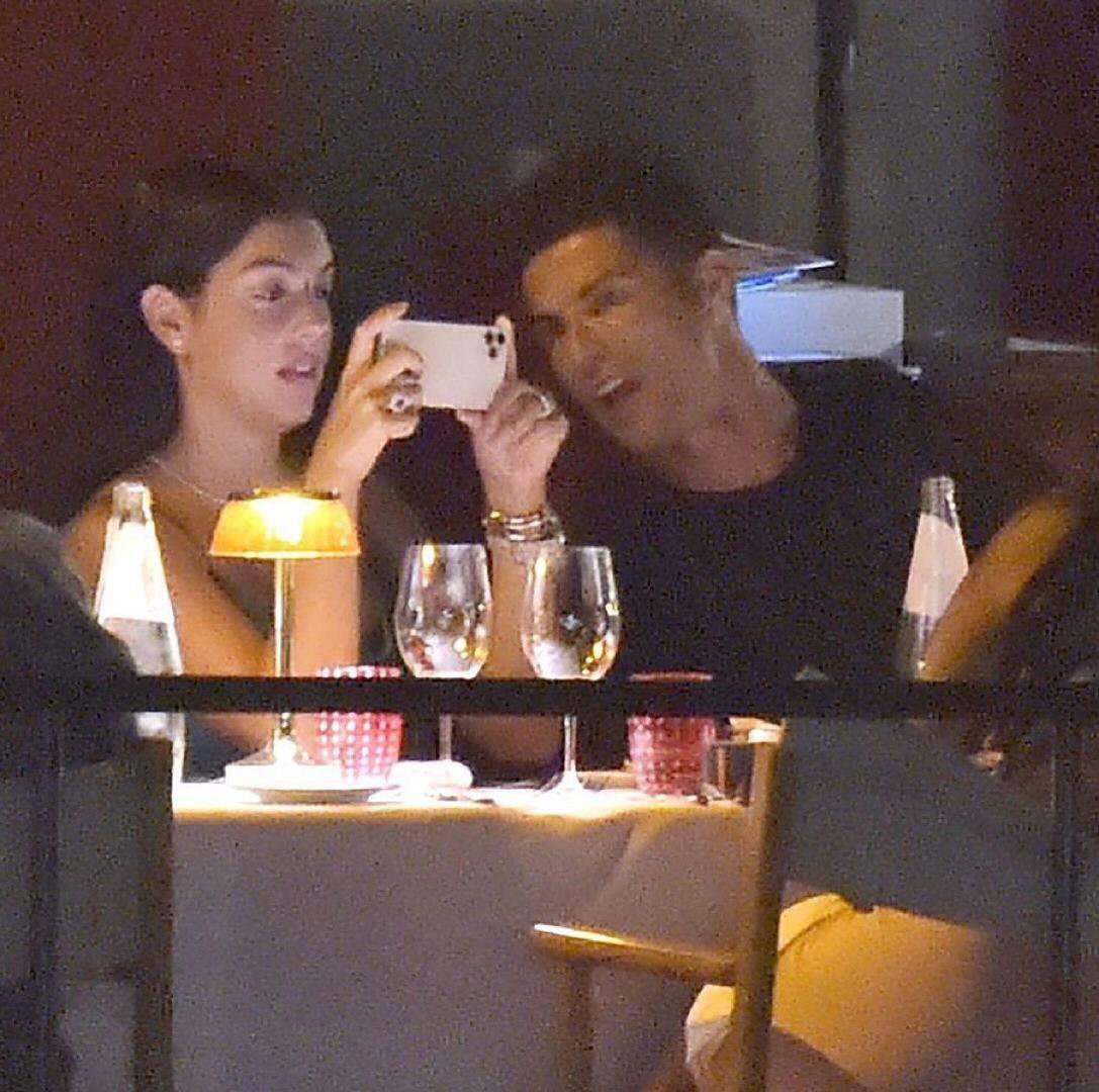 进晚餐|C罗与女友共进晚餐,乔治娜穿蓝色礼服美艳,小腹隆起疑似怀孕
