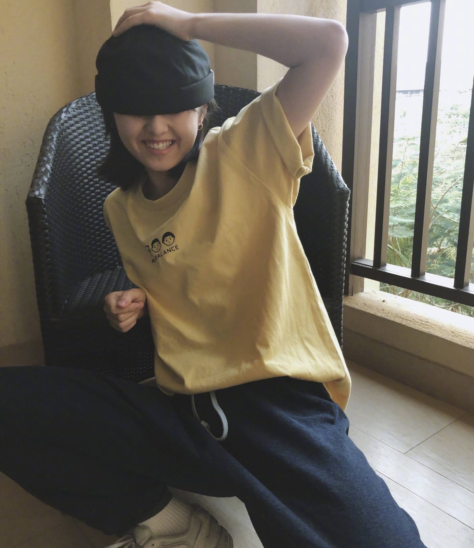 西装|张子枫身材太路人，高考后现身机场，夏季穿厚重西装牛仔裤更显矮